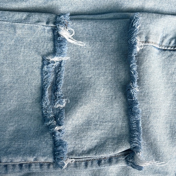 Light Wash Distressed Jeans - Picture 5 of 5